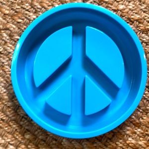 Fred and Friends Peace of Cake 9" Release Silicone Bake Pan 2 in deep